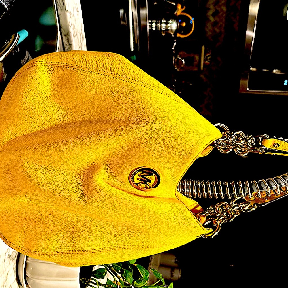 Beautiful Handbag looks brand new few uses, excellent for casual occasions!